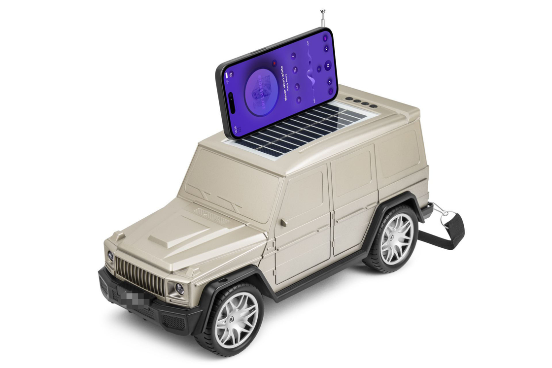 L' altoparlante bluetooth a forma di auto combina una torcia solare e funzioni radio per viaggiare in casa all' aperto