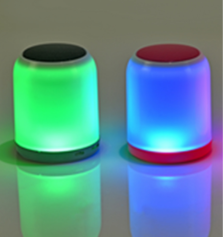 Altoparlante Bluetooth compatto con luci colorate 100Hz-18kHz Frequenza di risposta Supporta Bluetooth TF fino a 32GB FM 52mm Driver