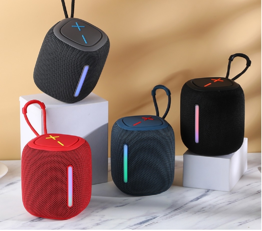 Portabile IPX4 Altoparlante bluetooth impermeabile 1500mAh Batteria Luci RGB Strappa appesa AUX/TF/FM/USB Playback